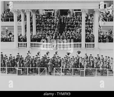 Die inaugurtion von Präsident Harry S. Truman und Vice President Alben W. Barkley. Vice President Barkley ist offenbar den Amtseid. Das Foto zeigt die meisten der Eröffnungs-Ständer, die Gäste unter und um den Stand und die Band unter sich. Stockfoto