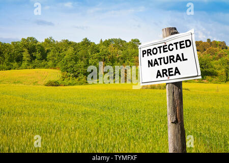 'Naturschutzgebiet' auf einem Feld Zeichen geschrieben - Bild mit Kopie Raum Stockfoto