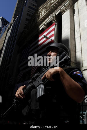 Detective Jeff Rivera von der NYPD steht außerhalb der New York Stock Exchange an der Wall Street in New York City am 12. August 2011 bewaffnet. UPI/John angelillo Stockfoto