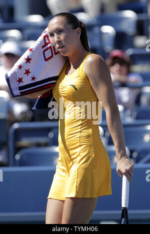 Jelena Jankovic aus Serbien Handtücher weg zwischen Spielen in ihrem Match gegen Jelena Dokic von Australien an Tag 4 in Louis Armstrong Stadium bei den US Open Tennis Championships Stadion an der Billie Jean King National Tennis Center in New York City am 1. September 2011. UPI/John angelillo Stockfoto