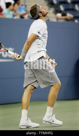 Mardy Fish der USA, achte Samen, reagiert, nachdem er ein Spiel 11 - Samen Jo-Wilfried Tsonga Frankreich während der vierten Runde Tätigkeit am US Open gehalten an der National Tennis Center am 5. September 2011 in New York. Tsonga gewann 6-4, 6-7, 3-6, 6-4, 6-2. UPI/Monika Graff Stockfoto