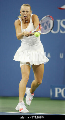 Caroline Wozniack von Dänemark, der ersten Samen, gibt den Ball zu Svetlana Kuznetsova Russlands, fünfzehnten Saatgut, in der vierten Runde der US Open an der National Tennis Center am 5. September 2011 in New York. UPI/Monika Graff Stockfoto