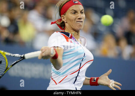 Svetlana Kuznetsova Russlands, fünfzehnten Saatgut, gibt den Ball zu Caroline Wozniack von Dänemark, der ersten Samen, in der vierten Runde der US Open an der National Tennis Center am 5. September 2011 in New York. UPI/Monika Graff Stockfoto