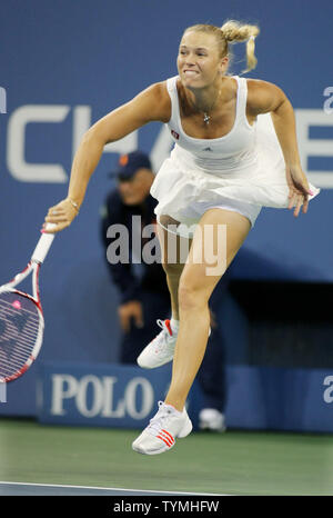 Caroline Wozniack von Dänemark, der ersten Samen, dient der Svetlana Kuznetsova Russlands, fünfzehnten Saatgut, in der vierten Runde der US Open an der National Tennis Center am 5. September statt, 2011 in New York. UPI/Monika Graff Stockfoto