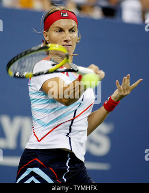 Svetlana Kuznetsova Russlands, fünfzehnten Saatgut, gibt den Ball zu Caroline Wozniack von Dänemark, der ersten Samen, in der vierten Runde der US Open an der National Tennis Center am 5. September 2011 in New York. UPI/Monika Graff Stockfoto