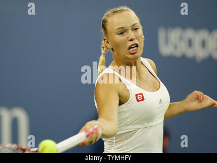 Caroline Wozniack von Dänemark, der ersten Samen, gibt den Ball zu Svetlana Kuznetsova Russlands, fünfzehnten Saatgut, in der vierten Runde der US Open an der National Tennis Center am 5. September 2011 in New York. UPI/Monika Graff Stockfoto