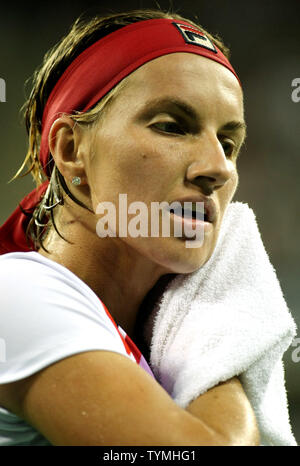 Svetlana Kuznetsova Russlands, fünfzehnten Saatgut, nimmt auf Caroline Wozniack von Dänemark, der ersten Samen, in der vierten Runde der US Open an der National Tennis Center am 5. September statt, 2011 in New York. UPI/Monika Graff Stockfoto