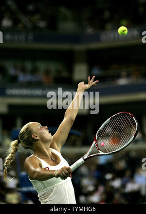 Caroline Wozniack von Dänemark, der ersten Samen, dient der Svetlana Kuznetsova Russlands, fünfzehnten Saatgut, in der vierten Runde der US Open an der National Tennis Center am 5. September statt, 2011 in New York. UPI/Monika Graff Stockfoto