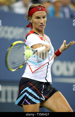 Svetlana Kuznetsova Russlands, fünfzehnten Saatgut, gibt den Ball zu Caroline Wozniack von Dänemark, der ersten Samen, in der vierten Runde der US Open an der National Tennis Center am 5. September 2011 in New York. UPI/Monika Graff Stockfoto