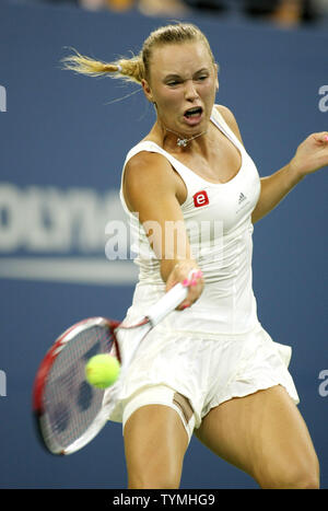 Caroline Wozniack von Dänemark, der ersten Samen, gibt den Ball zu Svetlana Kuznetsova Russlands, fünfzehnten Saatgut, in der vierten Runde der US Open an der National Tennis Center am 5. September 2011 in New York. UPI/Monika Graff Stockfoto