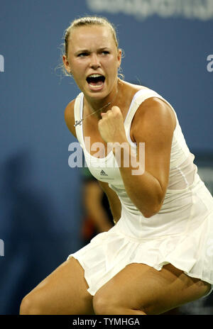 Caroline Wozniack von Dänemark, der ersten Samen, reagiert, als sie den zweiten Satz von Svetlana Kuznetsova Russlands, fünfzehnten Saatgut, in der vierten Runde der US Open an der National Tennis Center am 5. September statt, 2011 in New York. UPI/Monika Graff Stockfoto