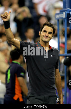 Roger Federer von der Schweiz, dritte Samen, erkennt die jubelnde Menge nach einem Sieg gegen Juan Monaco von Argentinien in der vierten Runde der US Open an der National Tennis Center am 6. September 2011 in New York. Federer gewann 6-1, 6-2, 6-0. UPI/Monika Graff Stockfoto