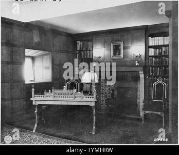 Dies ist das Zimmer beiseite legen als Präsident Harry S. Truman die Studie bei der Potsdamer Konferenz trifft sich auf Schloss Cecilienhof in Potsdam, Deutschland. Amerikanische, Englische und Deutsche Bücher sind in den Regalen. Stockfoto