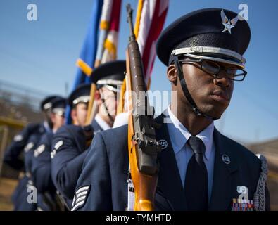 Staff Sgt. Jeremy Wortham wartet in einer Ehrengarde Flagge Detail zu einer Zeremonie 16. November, in Eglin Air Force Base, Fla 2016 Ehrengarde Teams der Base reiste 190,823 Meilen 458 Details zwischen 20 Grafschaften und zwei Staaten zum Abschluss zu führen. Stockfoto