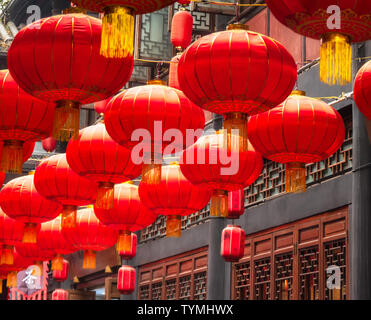 Laternen hängen an jinli Alte Straße in Chengdu, Sichuan Stockfoto
