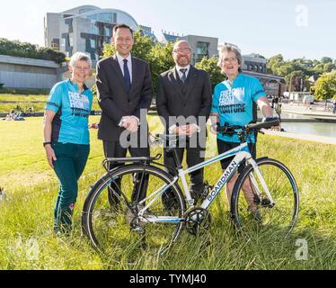 Edinburgh, Schottland, Großbritannien. 26. Juni 2019. Freiheit von Folter Anhänger sind auf ein Mammut Fahrradtour über Großbritannien zur Unterstützung der Folteropfer, die gezwungen wurden, ihre Heimat zu fliehen und bauen ihr Leben in Großbritannien. Die Fahrt beginnt in Hastings am 1. Juli und endet am 28. Juli in Edinburgh, ist in 19 Phasen unterteilt; Moira Dunworth, im Alter von 65 Jahren und Shelagh König, ein Halb - pensionierter Arzt im Alter von 64, reiten den ganzen Weg und andere Teilnehmer bis zu einigen der Stadien unterzeichnet haben. Credit: Rich Dyson/Alamy leben Nachrichten Stockfoto