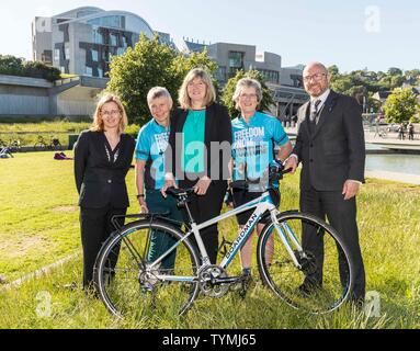 Edinburgh, Schottland, Großbritannien. 26. Juni 2019. Freiheit von Folter Anhänger sind auf ein Mammut Fahrradtour über Großbritannien zur Unterstützung der Folteropfer, die gezwungen wurden, ihre Heimat zu fliehen und bauen ihr Leben in Großbritannien. Die Fahrt beginnt in Hastings am 1. Juli und endet am 28. Juli in Edinburgh, ist in 19 Phasen unterteilt; Moira Dunworth, im Alter von 65 Jahren und Shelagh König, ein Halb - pensionierter Arzt im Alter von 64, reiten den ganzen Weg und andere Teilnehmer bis zu einigen der Stadien unterzeichnet haben. Credit: Rich Dyson/Alamy leben Nachrichten Stockfoto