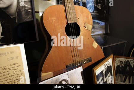 Die erste Gitarre von Rock & Roll Legende Elvis Presley ist auf Anzeige an eine Rock & Roll Auktion Vorschau auf Guernsey Hauptquartier in New York City am 13. September 2011. UPI/John angelillo Stockfoto