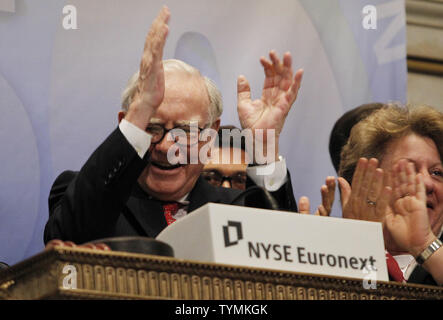 Berkshire Hathaway Vorsitzenden Warren E. Buffett Ringe der Öffnung Glocke an der New Yorker Börse nach der öffnung Glocke an der Wall Street in New York City am 30. September 2011. UPI/John angelillo Stockfoto