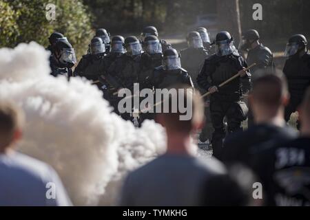 Mitglieder der mobile Außendienst Georgia State Patrol Marsch in Richtung auf eine Gruppe von simulierten Randalierer während eine Rauch Granate Verbrennungen, November 16, 2016, bei Moody Air Force Base, Ga zwischen den zwei Tage Training, ca. 45 APS Offiziere an der Ausbildung teilgenommen haben. Stockfoto