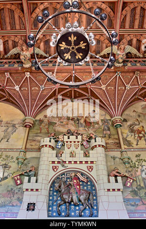 Der Festsaal Innenraum, fein bemalten Wand, prächtige Halle und Holzschnitzerei Decke, Schuß im Juni 2019 Stockfoto