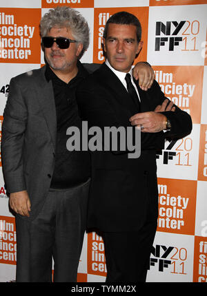 Pedro Almodovar und Antonio Banderas kommen für die 49. jährlichen New York Film Festival Premiere von "Die Haut Ich lebe In' in der Alice Tully Hall im Lincoln Center in New York am 12. Oktober 2011. UPI/Laura Cavanaugh Stockfoto