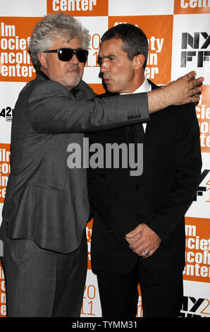 Pedro Almodovar und Antonio Banderas kommen für die 49. jährlichen New York Film Festival Premiere von "Die Haut Ich lebe In' in der Alice Tully Hall im Lincoln Center in New York am 12. Oktober 2011. UPI/Laura Cavanaugh Stockfoto