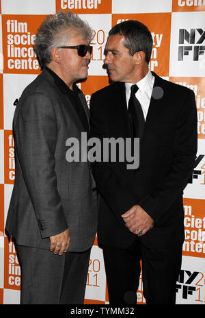 Pedro Almodovar und Antonio Banderas kommen für die 49. jährlichen New York Film Festival Premiere von "Die Haut Ich lebe In' in der Alice Tully Hall im Lincoln Center in New York am 12. Oktober 2011. UPI/Laura Cavanaugh Stockfoto