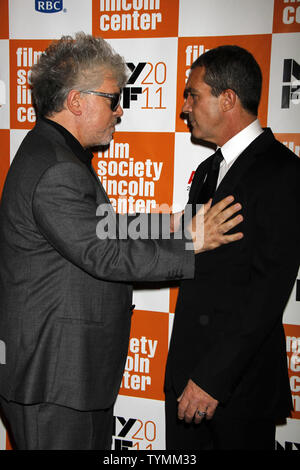 Pedro Almodovar und Antonio Banderas kommen für die 49. jährlichen New York Film Festival Premiere von "Die Haut Ich lebe In' in der Alice Tully Hall im Lincoln Center in New York am 12. Oktober 2011. UPI/Laura Cavanaugh Stockfoto