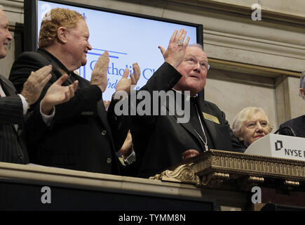 Seine Exzellenz, Timothy M. Dolan, Erzbischof von New York und Baseball großer Rusty Staub Ring der öffnung Glocke an der New Yorker Börse an der Wall Street in New York City am 17. Oktober 2011. UPI/John angelillo Stockfoto