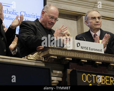 Seine Exzellenz, Timothy M. Dolan, Erzbischof von New York und Baseball großer Rusty Staub Ring der öffnung Glocke an der New Yorker Börse an der Wall Street in New York City am 17. Oktober 2011. UPI/John angelillo Stockfoto