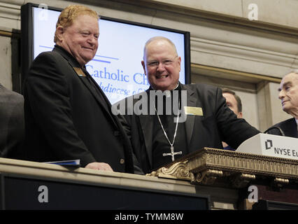 Seine Exzellenz, Timothy M. Dolan, Erzbischof von New York und Baseball großer Rusty Staub Ring der öffnung Glocke an der New Yorker Börse an der Wall Street in New York City am 17. Oktober 2011. UPI/John angelillo Stockfoto