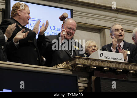 Seine Exzellenz, Timothy M. Dolan, Erzbischof von New York und Baseball großer Rusty Staub Ring der öffnung Glocke an der New Yorker Börse an der Wall Street in New York City am 17. Oktober 2011. UPI/John angelillo Stockfoto