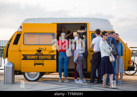Food Trucks am Bahndamm Stockfoto