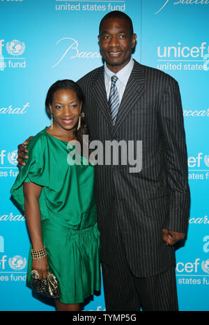 Dykembe Mutombo und seine Frau Rose nehmen an der 7. jährlichen UNICEF Schneeflocke Kugel an Cipriani am 29. November 2011 in New York City statt. UPI/Monika Graff. Stockfoto