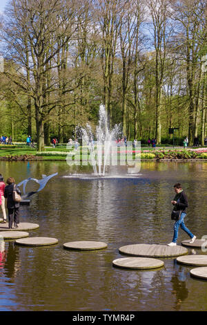 Lisse, Niederlande - 18 April 2016: Menschen und dem See im Park Blumen Keukenhof Stockfoto