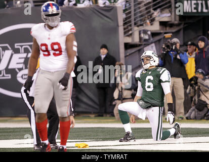 New York Jets Mark Sanchez reagiert, nachdem er in die Endzone für einen Safety durch New York Giants Chris Canty im vierten Quartal in Woche 16 der NFL Saison an MetLife Stadium in East Rutherford, New Jersey entlassen am 24. Dezember 2011. UPI/John angelillo Stockfoto