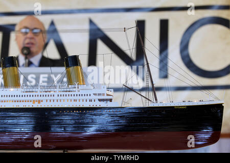 Guernseys Präsident Arlan Ettinger spricht über Artefakte aus dem Wrack der RMS Titanic zurückgewonnen, die im Intrepid Sea, Air & Space Museum in New York City am 5. Januar 2012 versteigert werden sollen. Die Auktion wird am 11. April 2012 stattfinden, auf dem 100-jährigen Jubiläum der Schiffe, die Jungfernfahrt und die als eine einzige Sammlung verkauft werden. UPI/John angelillo Stockfoto