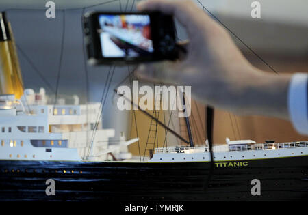 Ein Modell der RMS Titanic sitzt auf einem Tisch in der Nähe, wo die Artefakte aus dem Wrack der auf dem Display erholt, bevor auf der Intrepid Sea, Air & Space Museum in New York City am 5. Januar 2012 versteigert wird. Die Auktion wird am 11. April 2012 stattfinden, auf dem 100-jährigen Jubiläum der Schiffe, die Jungfernfahrt und die als eine einzige Sammlung verkauft werden. UPI/John angelillo Stockfoto