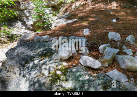 Herr Hill Steinbruch auf Herrn Hill in Maine in den Frühlingsmonaten. Die Mine Loop Trail Reisen durch den Steinbruch. Stockfoto