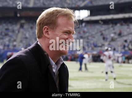 NFL Beauftragter Roger Goodell steht auf dem Feld vor der New York Giants spielen die Atlanta Falcons in der NFC Wild Card Spiel an MetLife Stadium in East Rutherford, New Jersey am 8. Januar 2012. UPI/John angelillo Stockfoto