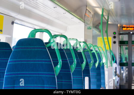 Weißes Licht Panoramablick Innenbereich eines schnellen elektrischen modernen Zug mit blauen Sitze Stockfoto