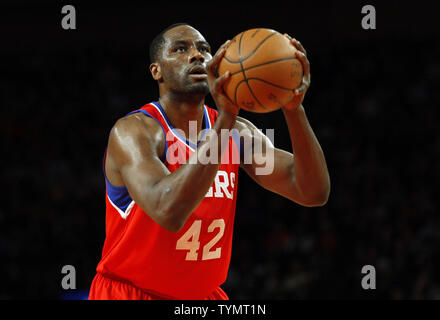 Philadelphia 76ers Elton Brand schießt sich in der ersten Hälfte gegen die New York Knicks im Madison Square Garden in New York City werfen am 11. Januar 2012. UPI/John angelillo Stockfoto