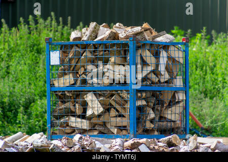 Brennholz wird in Containern für einen kalten Winter vorbereitet zu sein verpackt Stockfoto