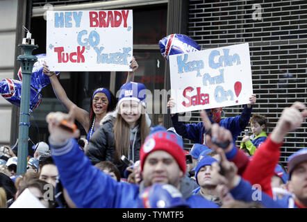 Fans reagieren und Schilder halten als Schwimmer die New York Giants Fahrten nach Durchführung der Schlucht des Helden für die Riesen Sieg ticker tape Parade 2 Tage nach New York Giants besiegten die New England Patriots im Super Bowl XLVI in New York City am 7. Februar 2012. UPI/John angelillo Stockfoto