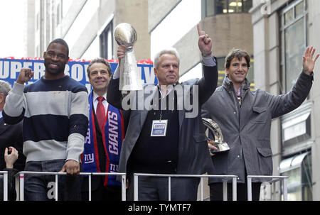 New York Giants Justin Tuck, Gouverneur von New York Andrew Cuomo, Inhaber Steve Tisch und Eli Manning reagieren mit dem Vince Lombardi Trophäe als der Schwimmer den Weg hinunter in die Schlucht der Helden für die Riesen Sieg ticker tape Parade 2 Tage nach New York Giants besiegten die New England Patriots im Super Bowl XLVI in New York City am 7. Februar 2012. UPI/John angelillo Stockfoto