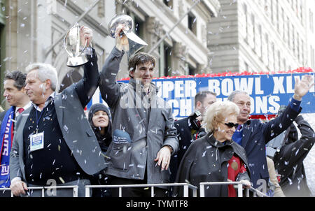 New York Giants Eli Manning und Steve Tisch reagieren mit dem Vince Lombardi Trophäe als der Schwimmer den Weg hinunter in die Schlucht der Helden für die Riesen Sieg ticker tape Parade 2 Tage nach New York Giants besiegten die New England Patriots im Super Bowl XLVI in New York City am 7. Februar 2012. UPI/John angelillo Stockfoto