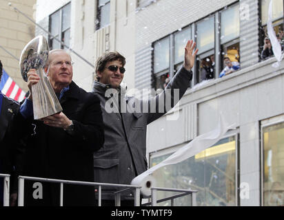 New York Giants Eli Manning und Head Coach Tom Coughlin reagieren mit dem Vince Lombardi Trophäe als der Schwimmer den Weg hinunter in die Schlucht der Helden für die Riesen Sieg ticker tape Parade 2 Tage nach New York Giants besiegten die New England Patriots im Super Bowl XLVI in New York City am 7. Februar 2012. UPI/John angelillo Stockfoto