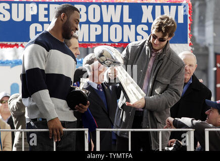 New York Giants Eli Manning und Justin Tuck reagieren mit dem Vince Lombardi Trophäe als der Schwimmer den Weg hinunter in die Schlucht der Helden für die Riesen Sieg ticker tape Parade 2 Tage nach New York Giants besiegten die New England Patriots im Super Bowl XLVI in New York City am 7. Februar 2012. UPI/John angelillo Stockfoto