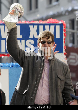 New York Giants Eli Manning reagiert mit dem Vince Lombardi Trophäe als der Schwimmer den Weg hinunter in die Schlucht der Helden für die Riesen Sieg ticker tape Parade 2 Tage nach New York Giants besiegten die New England Patriots im Super Bowl XLVI in New York City am 7. Februar 2012. UPI/John angelillo Stockfoto